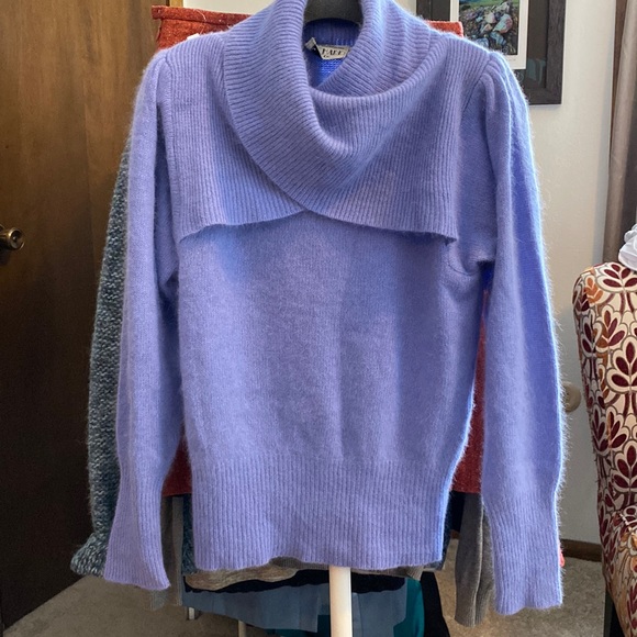 AMAZING VINTAGE lambswool angora sweater! SO soft and cute!! Size US small (S) - Picture 3 of 10
